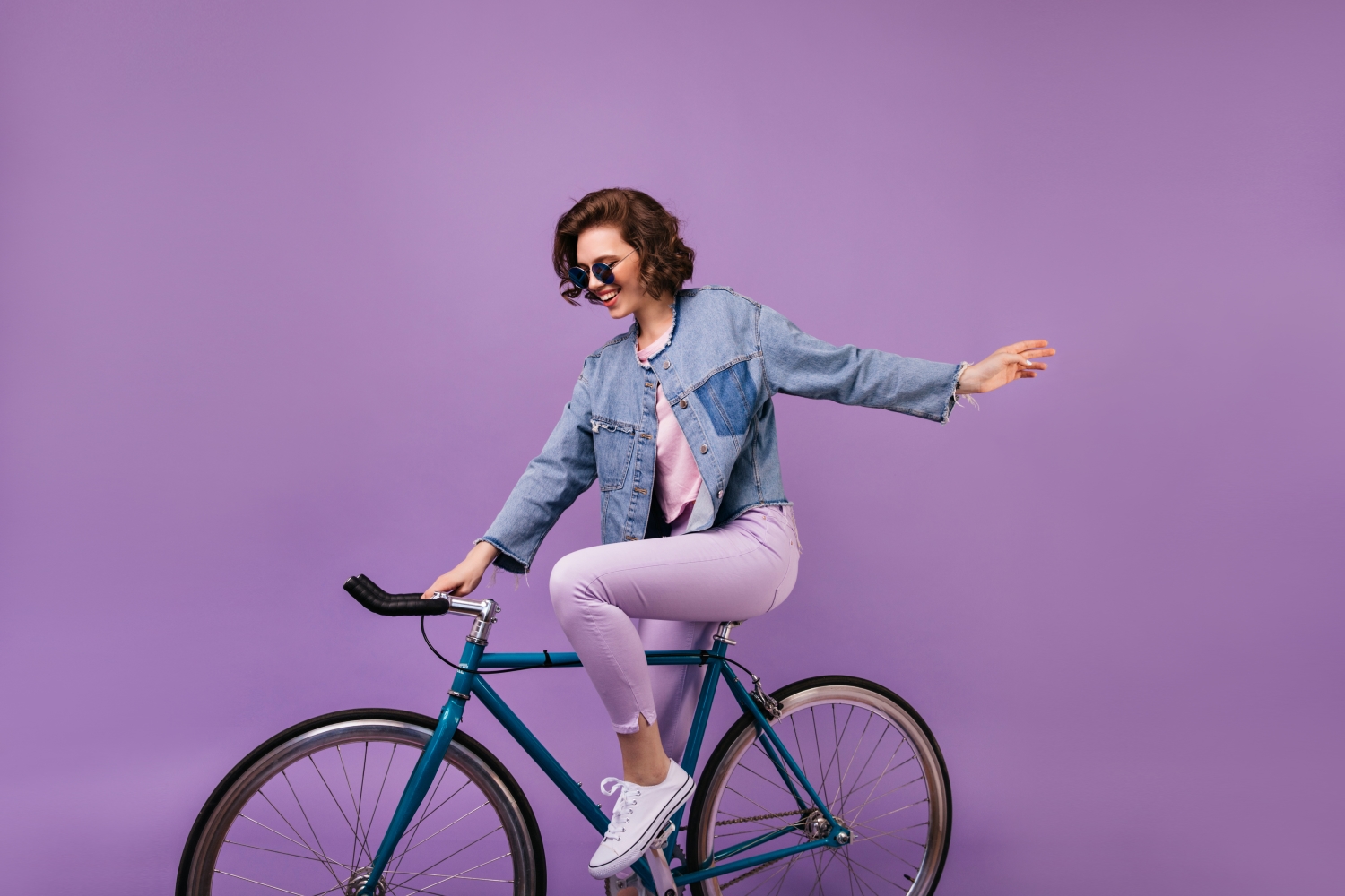 Person auf Fahrrad vor violettem Hintergrund