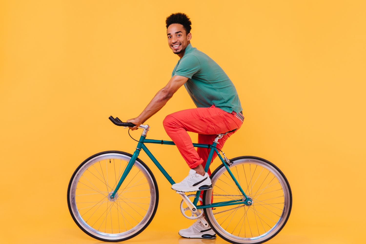 Person auf Fahrrad vor gelbem Hintergrund